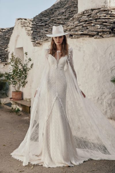 Wanderlust - von ARIAMO - Boho Brautkleid mit Cape (4)