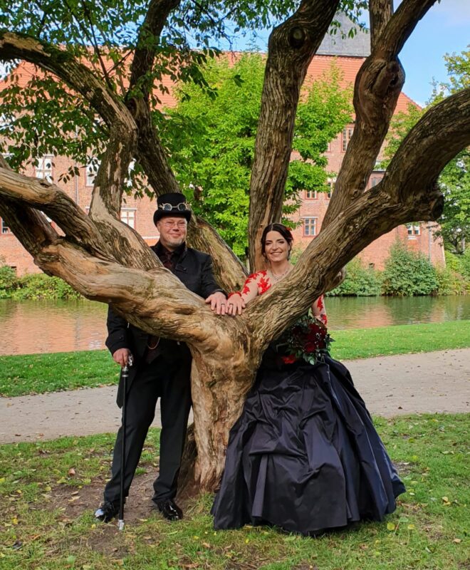 Brautpaar im Steampunk Stil am Baum mit schwarzem Brautkleid – VeryNice Brautmode Winsen