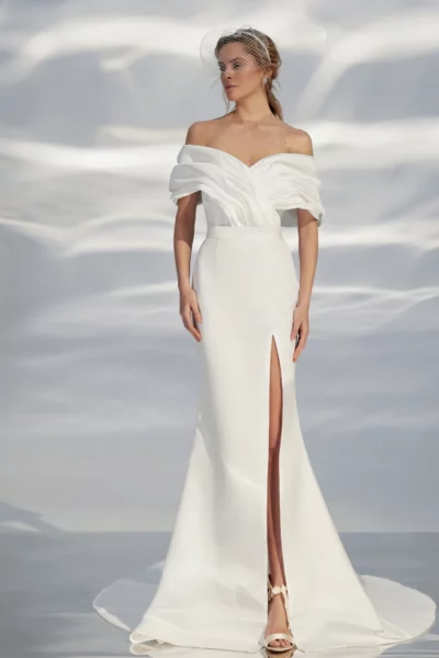 Schlichtes mehrteiliges Brautkleid von Ariamo mit Fit-and-Flare-Rock, Korsett und Wasserfall-Ausschnitt, minimalistisch und elegant.