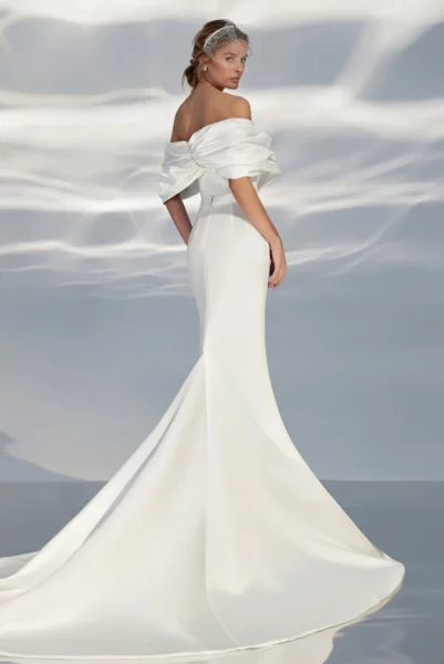 Schlichtes mehrteiliges Brautkleid von Ariamo mit Fit-and-Flare-Rock, Korsett und Wasserfall-Ausschnitt, minimalistisch und elegant.