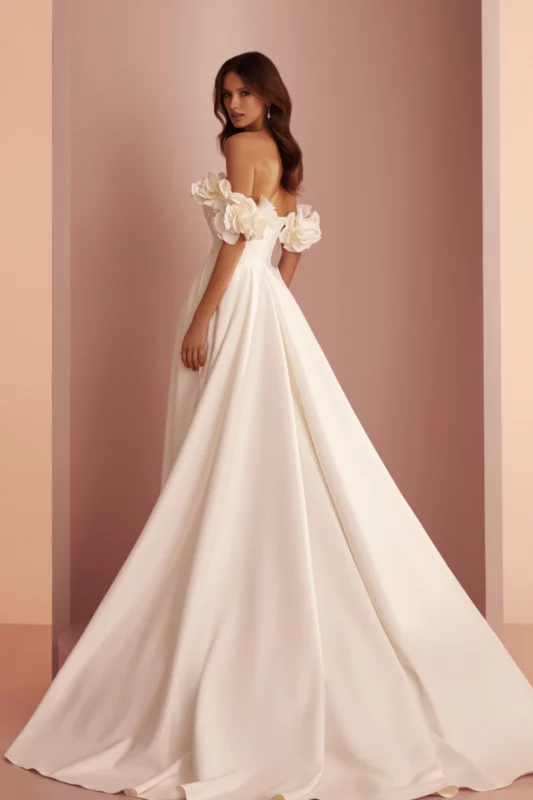 Schlichtes Brautkleid Prinzessinnen Stil L402 Ariamo aus mattem Satin, Rückansicht – perfekt für kirchliche Hochzeiten oder Industrial Weddings in Hamburg und Lüneburg.