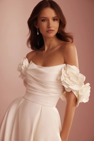 Schlichtes Brautkleid im Prinzessinnen Stil L402 Ariamo aus mattem Satin, Vorderansicht mit wunderschöner Korsage in Wasserfall-Optik – perfekt für kirchliche Hochzeiten oder Industrial Weddings in Hamburg und Lüneburg