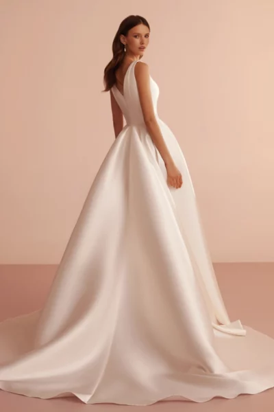 Schlichtes Brautkleid Prinzessinnen Stil mit V-Ausschnitt in ivory, Vorderansicht – ideal für kirchliche Hochzeiten oder Industrial Weddings in Hamburg und Lüneburg.