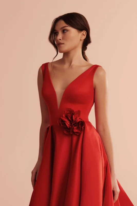 Schlichtes Brautkleid in Rot, cleanes Brautkleid mit V-Ausschnitt, Vorderansicht in leuchtendem Rot, auch erhältlich in Ivory – ideal für kirchliche Hochzeiten oder Industrial Weddings in Hamburg und Lüneburg.