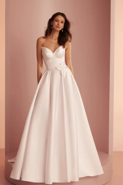 Schlichtes Brautkleid im Prinzessinnen Stil in Ivory mit Herzausschnitt und praktischen Taschen, Vorderansicht – ideal für kirchliche Hochzeiten oder Industrial Weddings in Hamburg und Lüneburg.