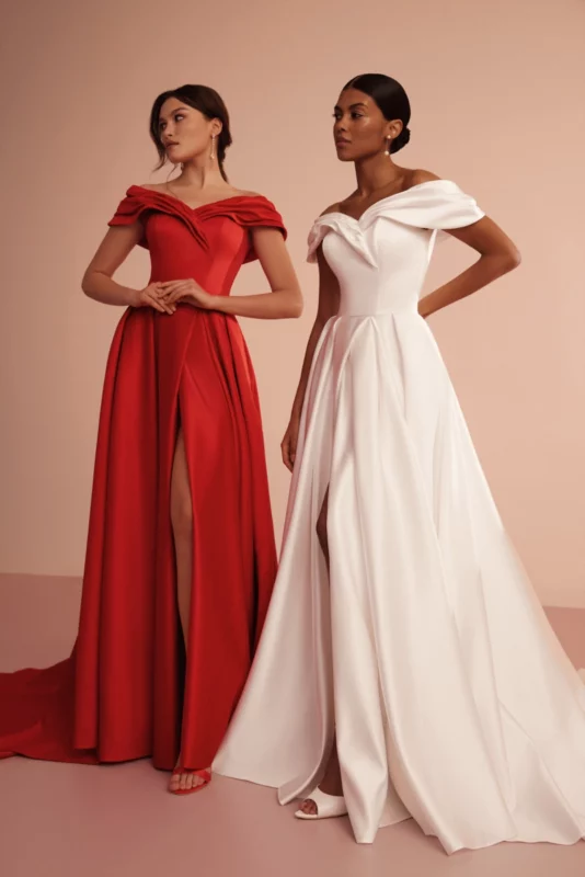 Schlichtes Brautkleid L426 Ariamo Light mit Carmen-Ausschnitt, elegantenTrägern und elegantem Schlitz – perfekt für kirchliche Hochzeiten oder Industrial Weddings in Hamburg und Lüneburg.