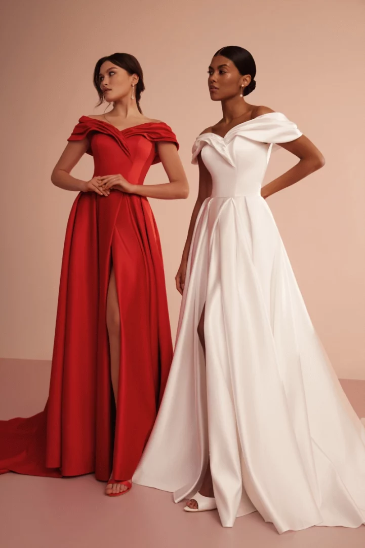 L426-Ariamo-Light-Carmen-Ausschnitt-schlichtes-Brautkleid-mit-Schitz (6)