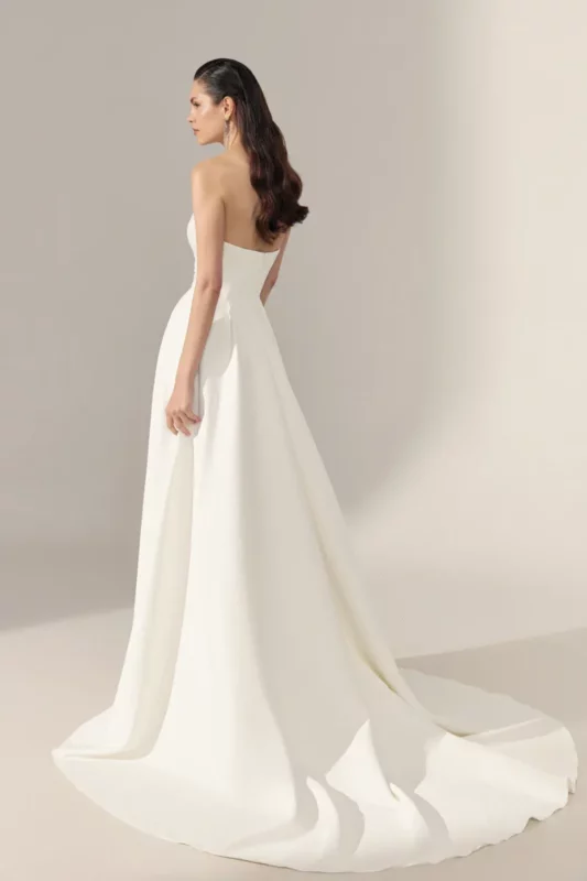 Schlichtes Satin-Brautkleid L528 mit Herzausschnitt und Beinschlitz, Rückansicht des Modells – ideal für kirchliche Hochzeiten oder Industrial Weddings in Hamburg und Lüneburg.