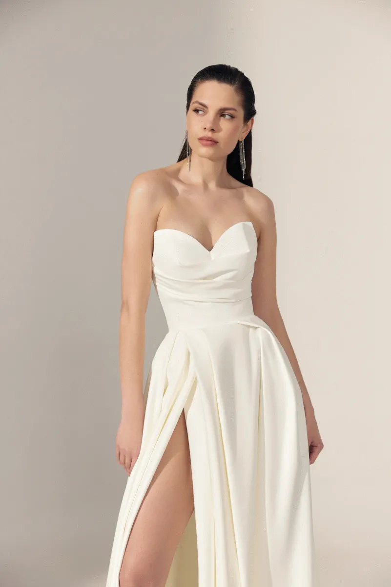 L528-schlichtes-brautkleid-herzausschnitt-mit-beinschlitz-satin (3) Schlichtes Brautkleid L528 mit Herzausschnitt und elegantem Beinschlitz, Vorderansicht des Modells – ideal für kirchliche Hochzeiten oder Industrial Weddings in Hamburg und Lüneburg.