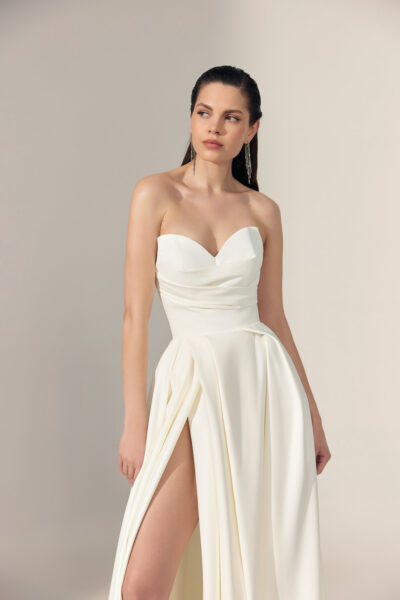 Minimalistisches und modernes schlichtes Brautkleid aus Satin, mit Herzausschnitt und stilvollem Beinschlitz, perfekt für zeitlose Eleganz in Hamburg.