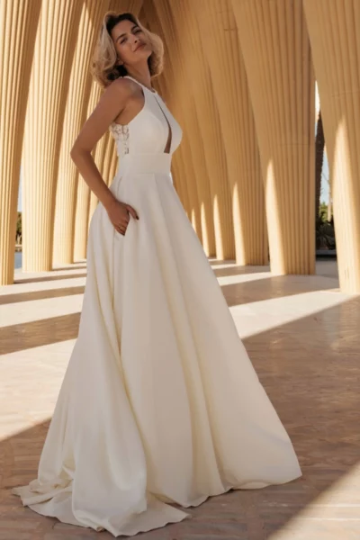 Schlichtes Brautkleid aus Satin mit V-Ausschnitt und Schlitz, erhältlich im Brautladen VeryNice bei Hamburg.