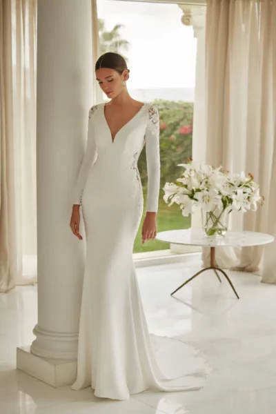 Frontansicht: Schlichtes Brautkleid mit Illusionsspitze am Rücken, Modell Stephana, fit-and-flare-Stil – ideal für elegante Hochzeiten in Hamburg.