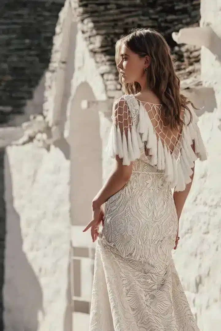 Hochgeschlossenes Boho Hippie Brautkleid mit Fransen und Spitze von Kopf bis Fuß.