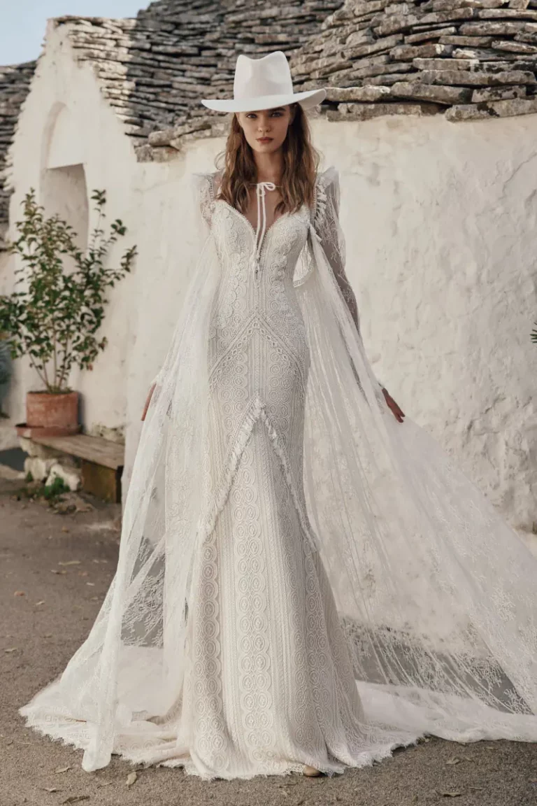 Wanderlust Ariamo Boho Hippie Fit and flare Brautkleid tiefer V Ausschnitt mit Cape – VeryNice Brautmode Winsen