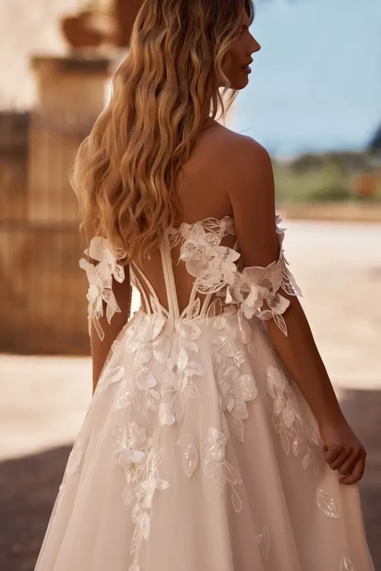 Boho Brautkleid mit Carmen Ausschnitt und Offshoulder Aermeln Meredith – VeryNice Brautmode Winsen