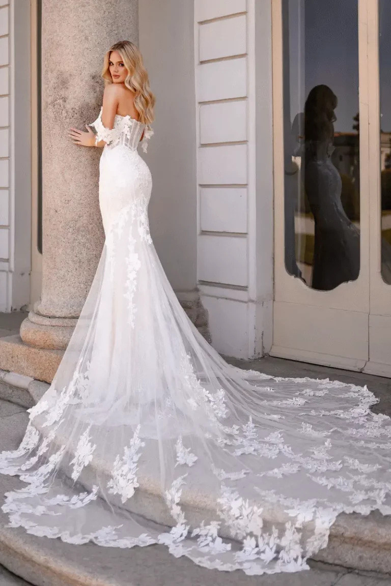 FONS Anna Sposa Fit and Flare Brautkleid Lange Schleppe mit Herzausschnitt Carmen Aermel – VeryNice Brautmode Winsen (Ansicht 2)