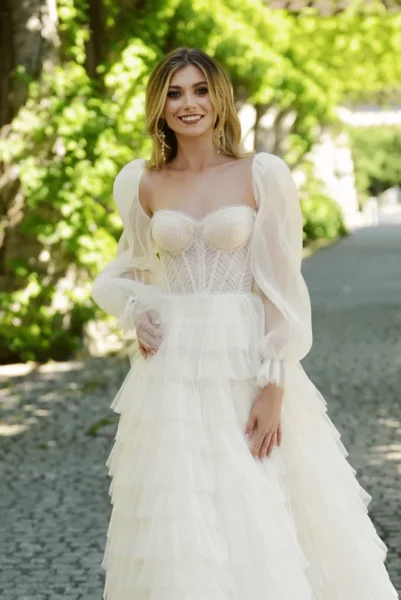 Brautkleid Plissee Volant Rock MEDUZA Lingerie Look Herzausschnitt 3 1 – Brautkleider Brautmode Winsen | VeryNice