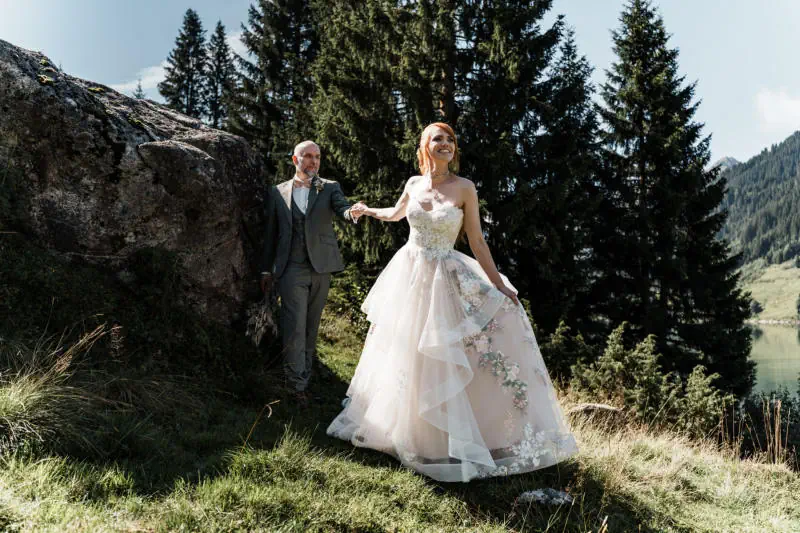 Brautkleid mit mehrfarbiger Spitze und Volant Rock im Boho-Vintage Stil