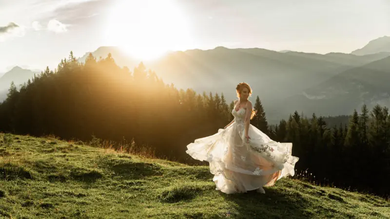 Brautkleid mit mehrfarbiger Spitze und Volant Rock im Boho-Vintage Stil