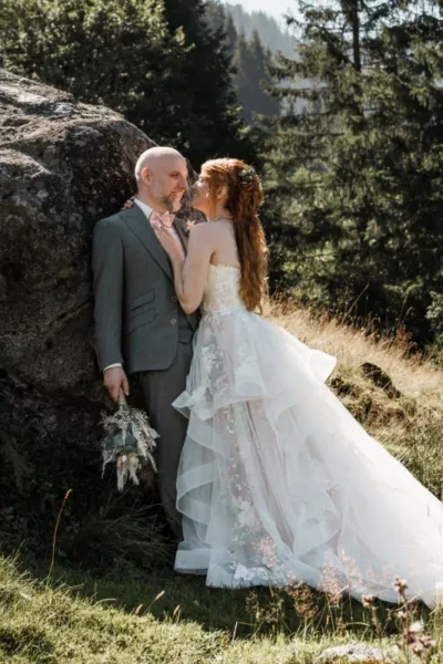 Brautkleid mit mehrfarbiger Spitze und Volant Rock im Boho-Vintage Stil