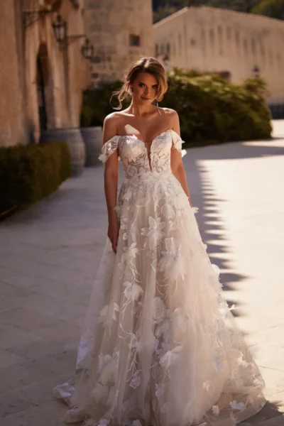 Nenufar Dama Couture Brautkleid tiefer Herzausschnitt Carmen Aermel 3 – Brautkleider Brautmode Winsen | VeryNice