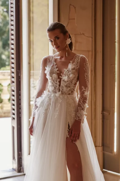 Octavia Dama Couture Brautkleid tiefer V Ausschnitt seitlicher Cutouts Tuellrock 2 2 – Brautkleider Brautmode Winsen | VeryNice