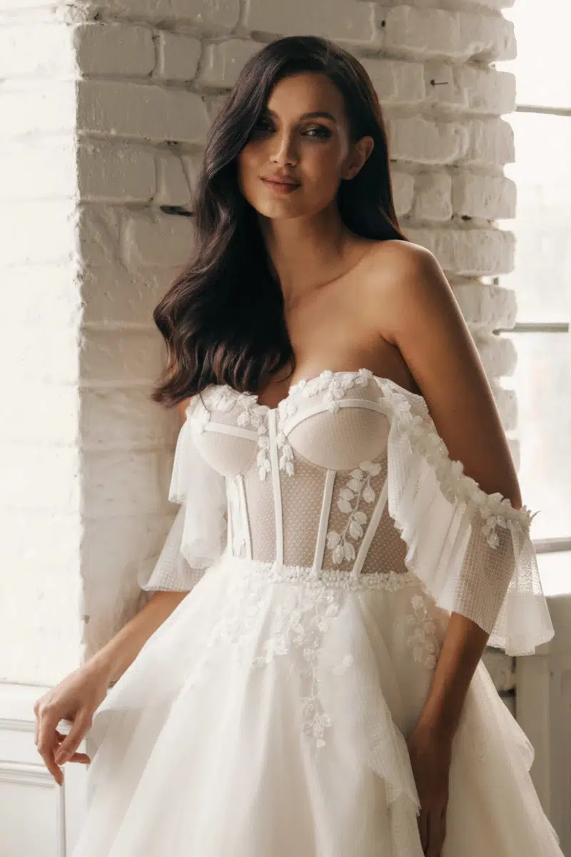 Boho Brautkleid ZAYANA im Prinzessinnen-Stil mit Lingerie-Look, Volants und Carmen-Ärmeln, VeryNice Brautmode Winsen bei Hamburg