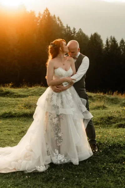 Brautkleid mit mehrfarbiger Spitze und Volant Rock im Boho-Vintage Stil