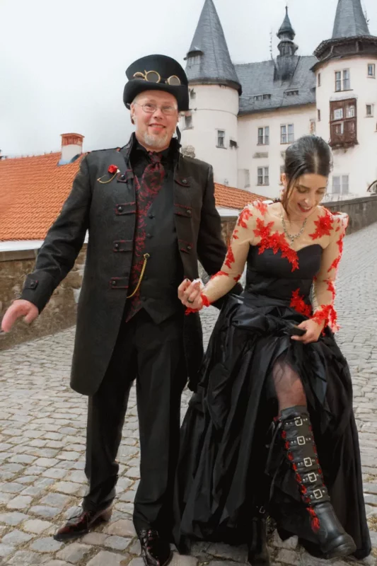 Steam Punk Brautkleid mit Schwarzer Seide und roter Spitze – Besondere Brautkleider | VeryNice Brautmode Winsen
