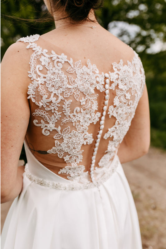 Brautkleid unserer Braut vor dem Färben, zur Hochzeit fotografiert.