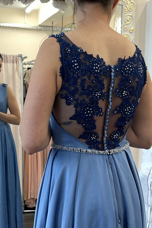 Gefärbtes Brautkleid, das vollständig ivory war und jetzt als blaues Abendkleid wiedergeboren wurde.