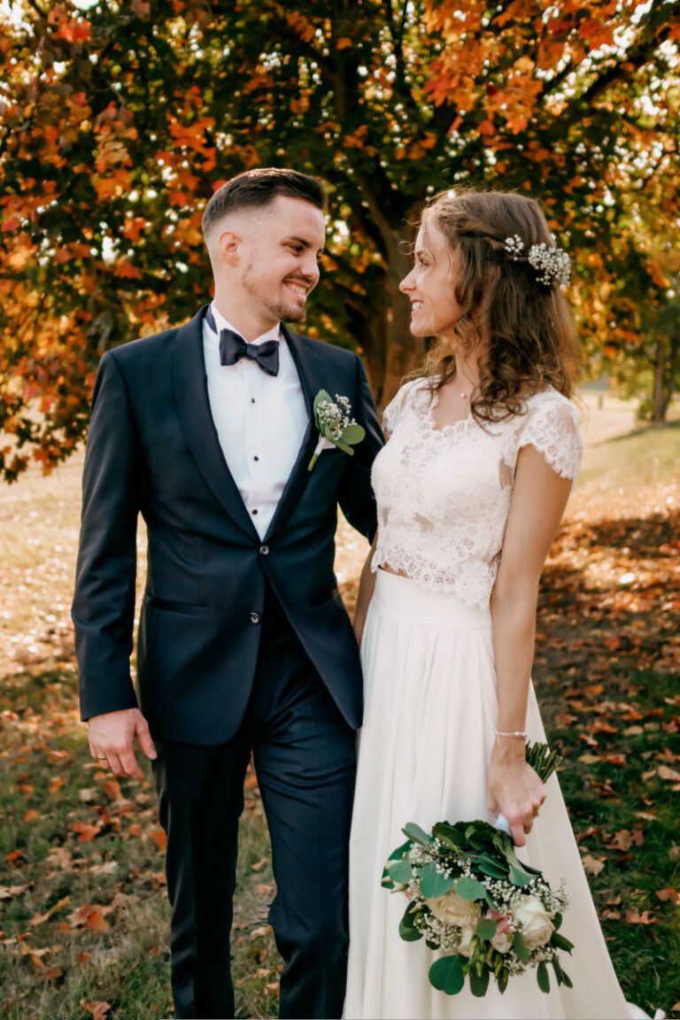Zweiteiliges Brautkleid MERLE mit Spitzenoberteil und V-Ausschnitt, Design von Tukta, VeryNice Brautmode Winsen bei Hamburg
