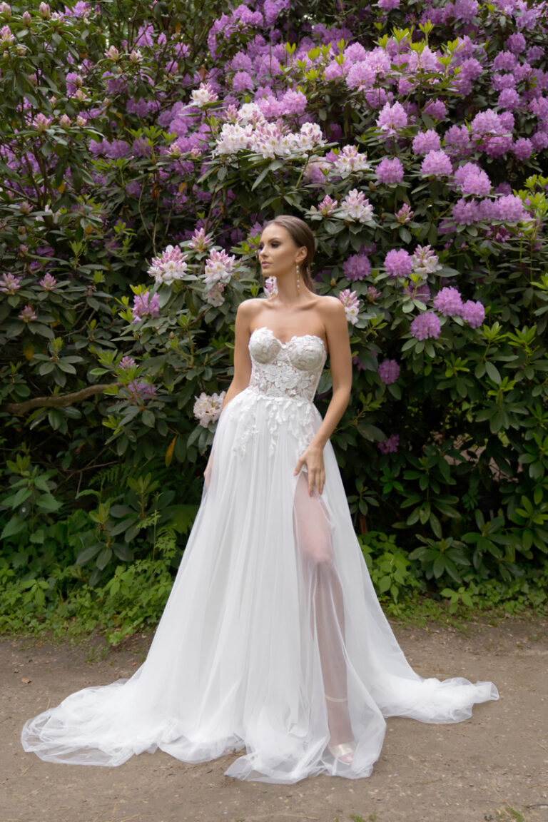 Boho-Brautkleid Lanka von Dama Couture mit kurzem Rock, Wasserfall-Ausschnitt und Ärmeln – Brautmode, Braut im blühenden Garten