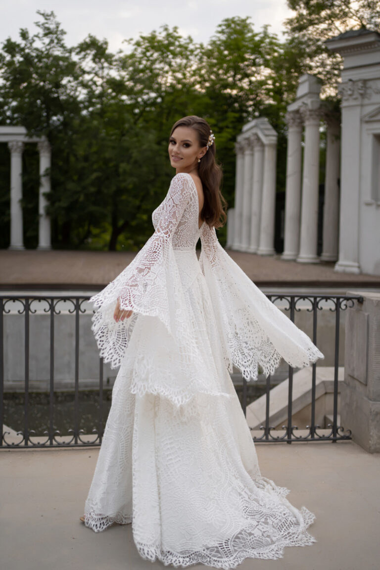 Boho-Brautkleid Lea von Dama Couture mit weiten Ärmeln und mehrlagigem Häkelspitzenrock – Brautmode, Seitenansicht in Bewegung