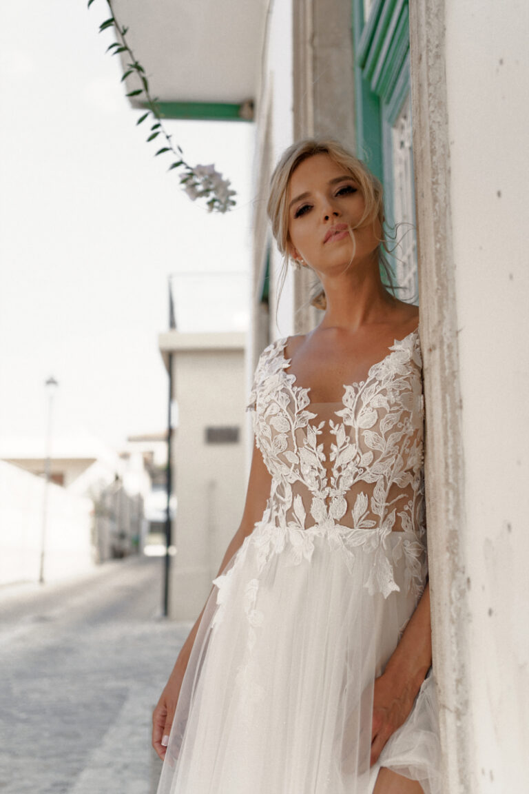 Brautkleid Lente von Dama Couture mit V-Ausschnitt und Beinschlitz – Brautmode, Ganzkörperansicht am Meer