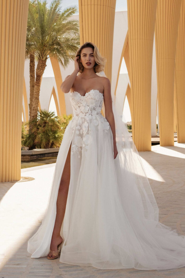 DAVINA Brautkleid mit Herzausschnitt, 3D-Blumenspitze und Beinschlitz – VeryNice Brautmode Lüneburg Winsen, Vorderansicht unter Bogengang