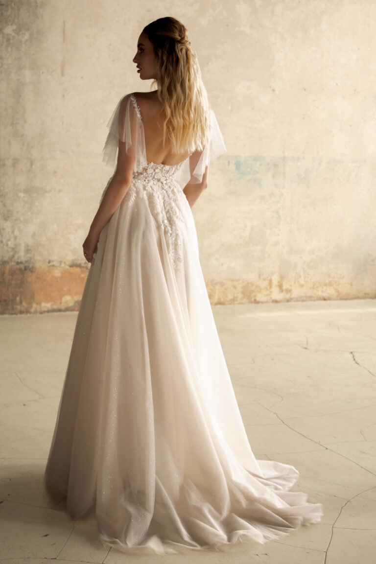 EMERY Brautkleid mit tiefem Rücken und Flatterärmeln – VeryNice Brautmode bei Hamburg, Rückenansicht mit Schleppe