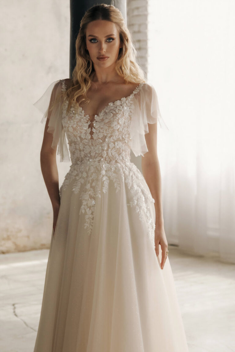 EMERY Brautkleid mit V-Ausschnitt, Flatterärmeln und 3D-Blumenspitze – VeryNice Brautmode bei Hamburg