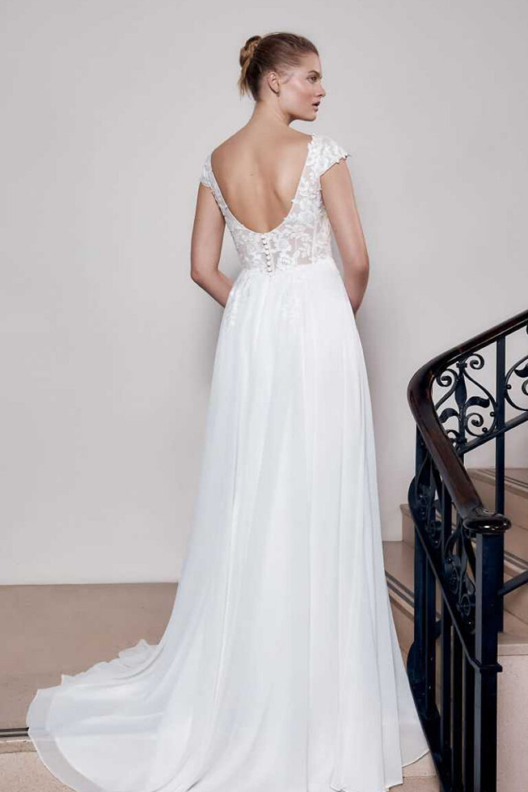 FRIDA Brautkleid mit tiefem Rückenausschnitt und Knopfleiste – Brautmode Winsen, Rückenansicht mit Schleppe