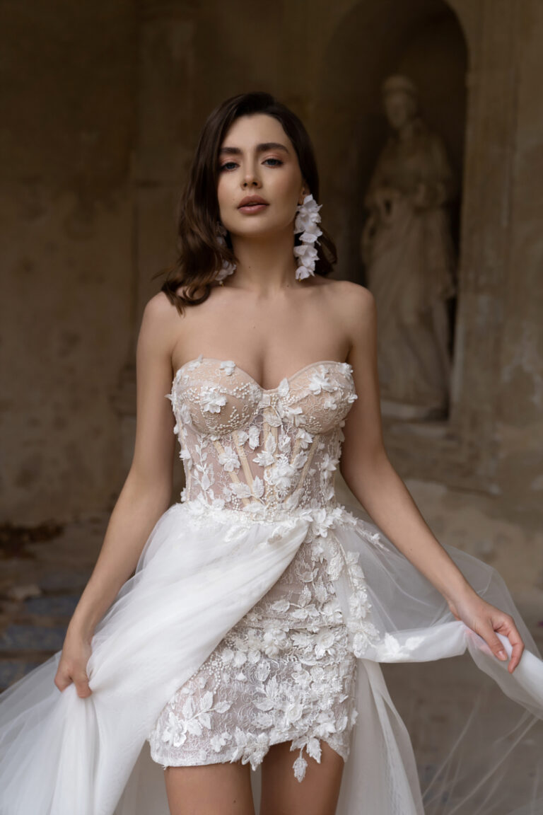 Kurzes Boho-Brautkleid Penelope von Dama Couture mit 3D-Blumenspitze, Korsage und abnehmbarer Tuellschleppe – Brautmode