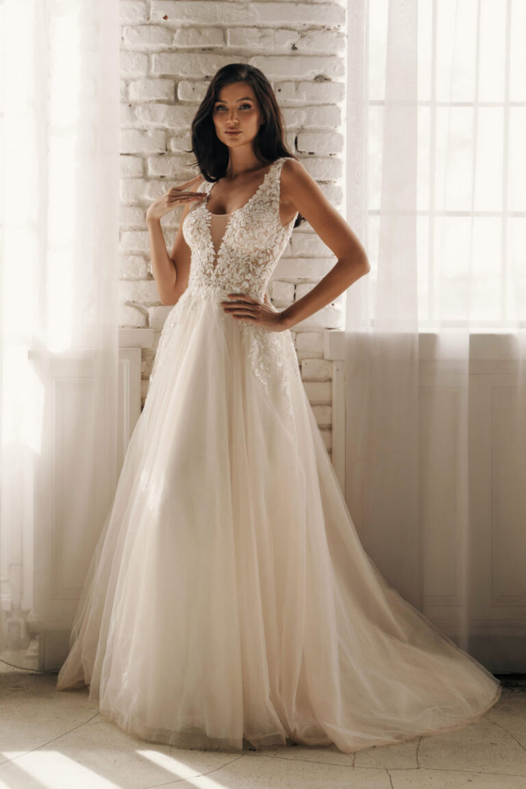 MAKENA Boho-Brautkleid mit V-Ausschnitt und Spitzenapplikationen – Brautmode Lüneburg Hamburg, Vorderansicht im Tuellrock