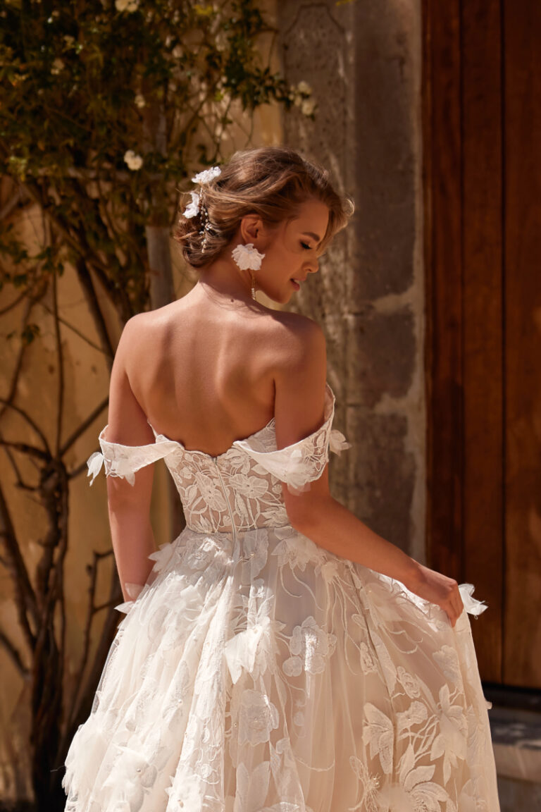 Nenufar Boho-Brautkleid – Brautmode Hamburg, Rückenansicht des Off-Shoulder-Kleids am Abend
