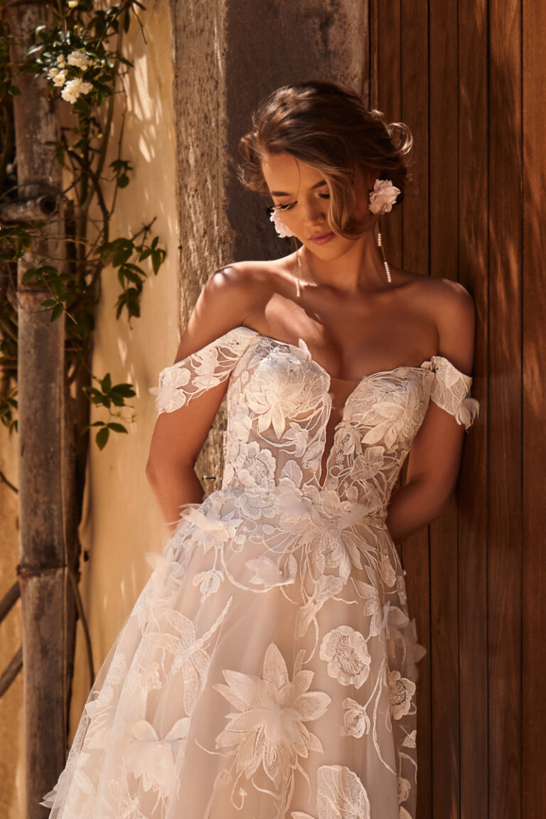 Nenufar Boho-Brautkleid – Brautmode Hamburg, Braut in Off-Shoulder-Kleid mit Rüschen im Freien