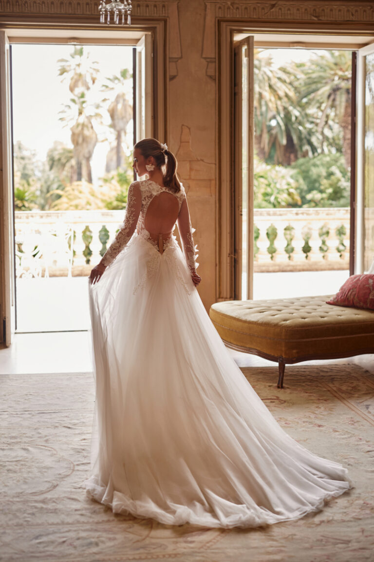 Octavia Boho-Brautkleid von Dama Couture – Brautmode Hamburg Lüneburg, Braut in romantischer Spitzenrobe im Freien