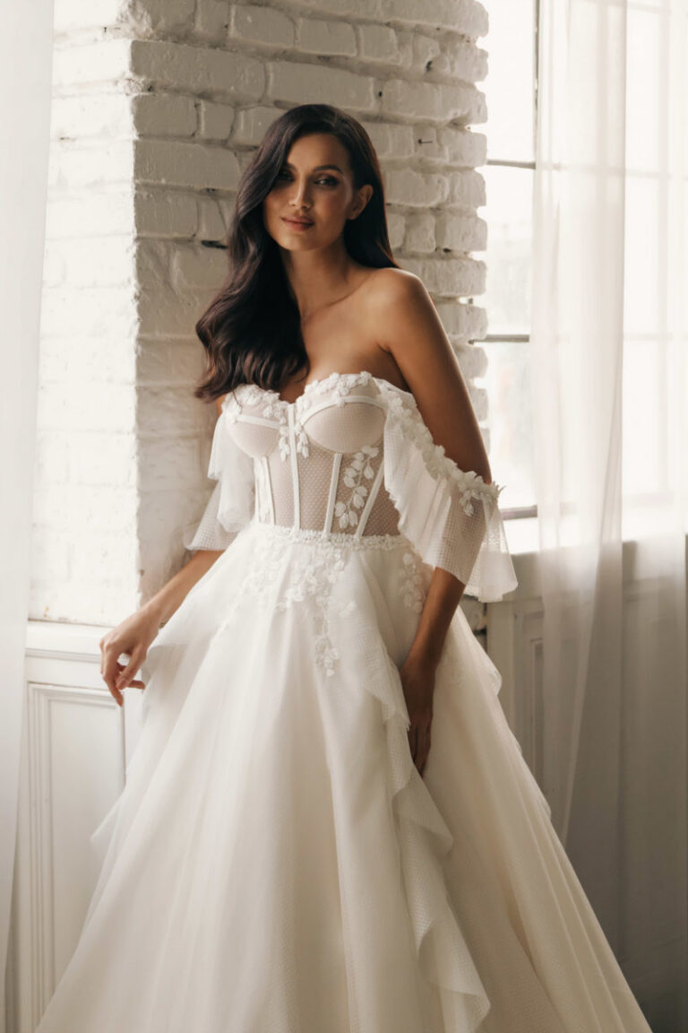 ZAYANA Brautkleid mit Lingerie-Optik und Carmen-Ausschnitt – Brautmode Hamburg, Corsage mit Tüllrock und Rüschenärmeln