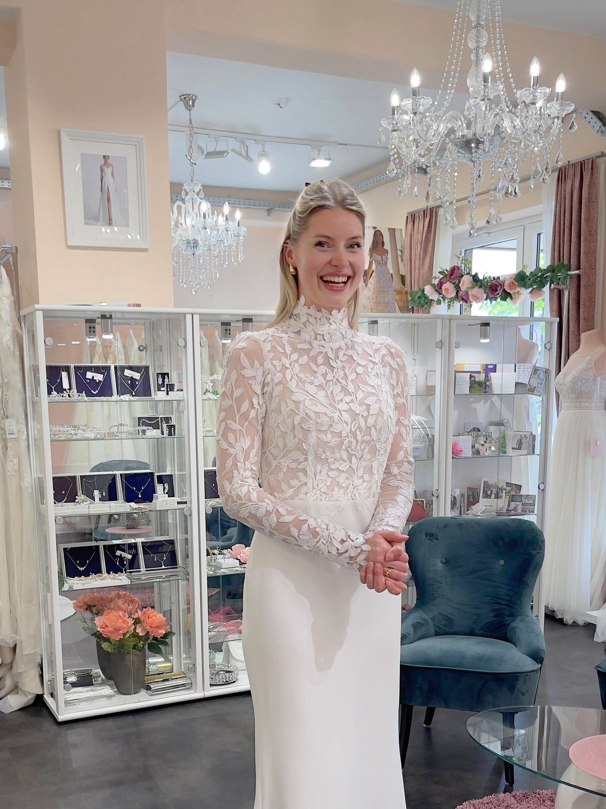 VeryNice Brautmode Innenaufnahme Braut im Brautkleid