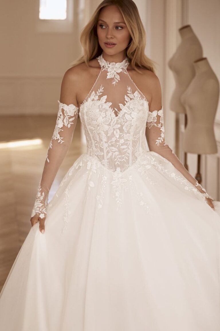 Prinzessin Brautkleid ISADORA von Anna Sposa mit Neckholder aus Spitze, Herzausschnitt-Korsage und langen Spitzenärmeln, Tüllrock, VeryNice Brautmode Winsen bei Hamburg