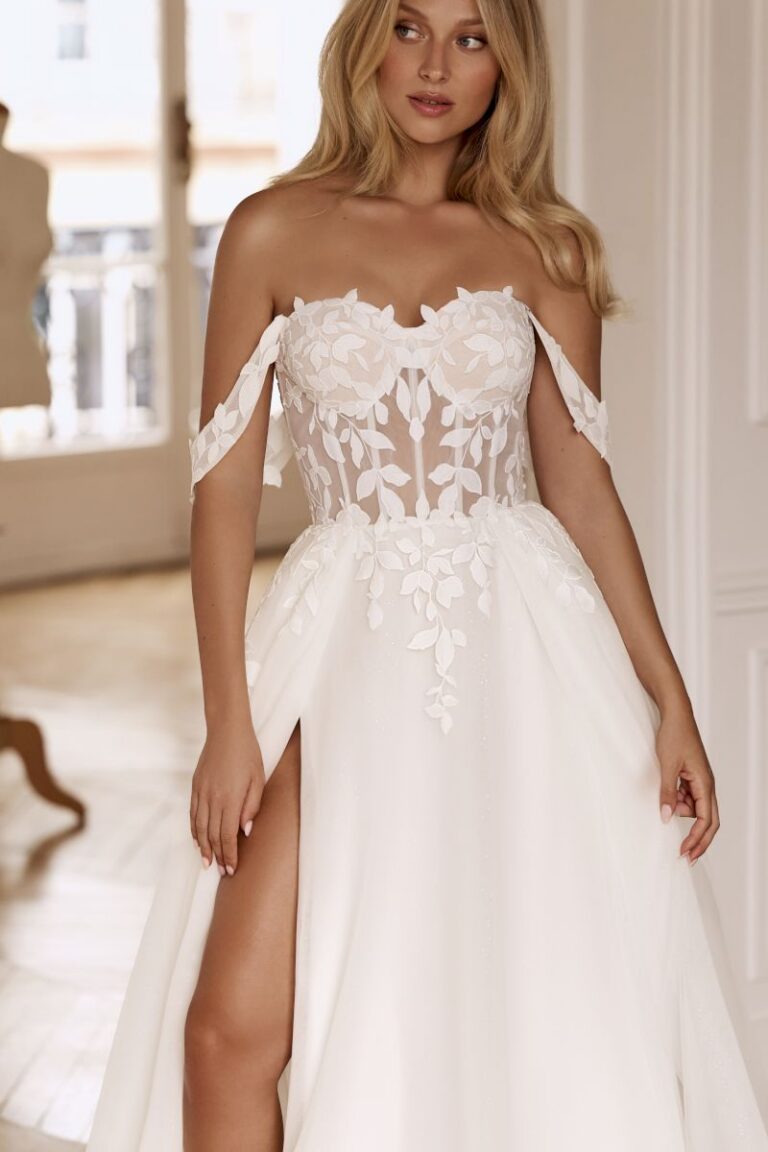 Romantisches Brautkleid NEITIRI von Anna Sposa mit Herzausschnitt, transparenter Korsage mit Blätterspitze und Beinschlitz, A-Linie, VeryNice Brautmode Winsen bei Hamburg