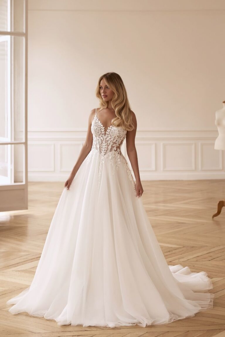 Romantisches Brautkleid PARELIA von Anna Sposa mit Spitzen-Korsage, Pailletten und tiefem V-Ausschnitt, A-Linie mit Schleppe, VeryNice Brautmode Winsen bei Hamburg