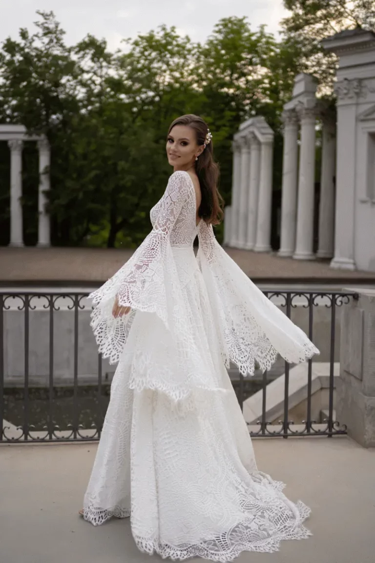 Boho-Brautkleid-Lea-von-Dama-Couture-Spitze-mit-Fluegel-Aermel-V-Ausschnitte